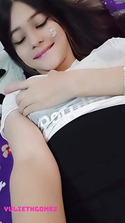 Eu mostro meu padrasto meus seios e fico muito com tesão