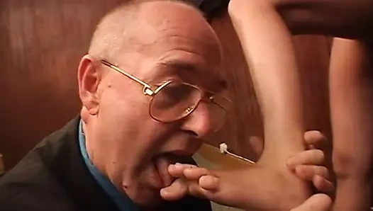 Küçük Asyalı dans eden fare, öğretmeni tarafından baştan çıkarılır