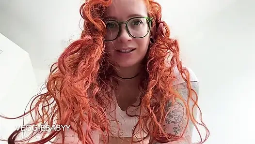 Tamamen güçsüzlüğüne gülüyor ve boşalıyor