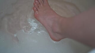 Die Zehen abspülen