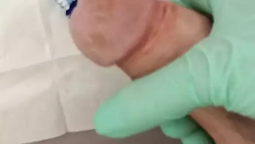cumming üzerinde kız diş fırçası