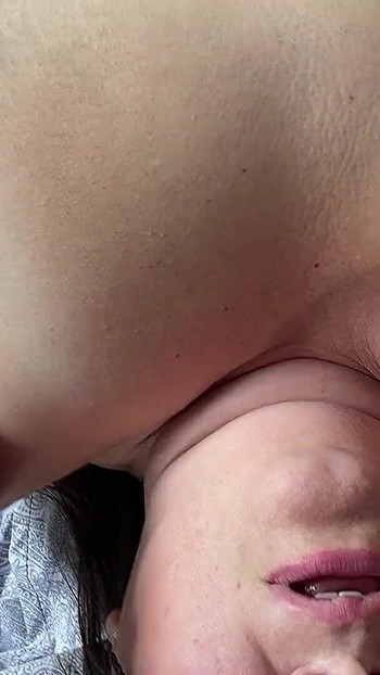 "Kıllı amcık amatör fışkırtarak orgazm oluyor. ÇIFTE PENETRASYON DILDO VE BIR GÖT DELIĞINE YARAK."