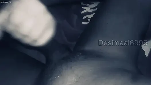 Annem yarağımı şiddetle ovuyor ve masaj yaptı, tükürüğüyle karışık dölü sağıyor ve sonra onu tüketerek kendi şehvetini tatmin etti.