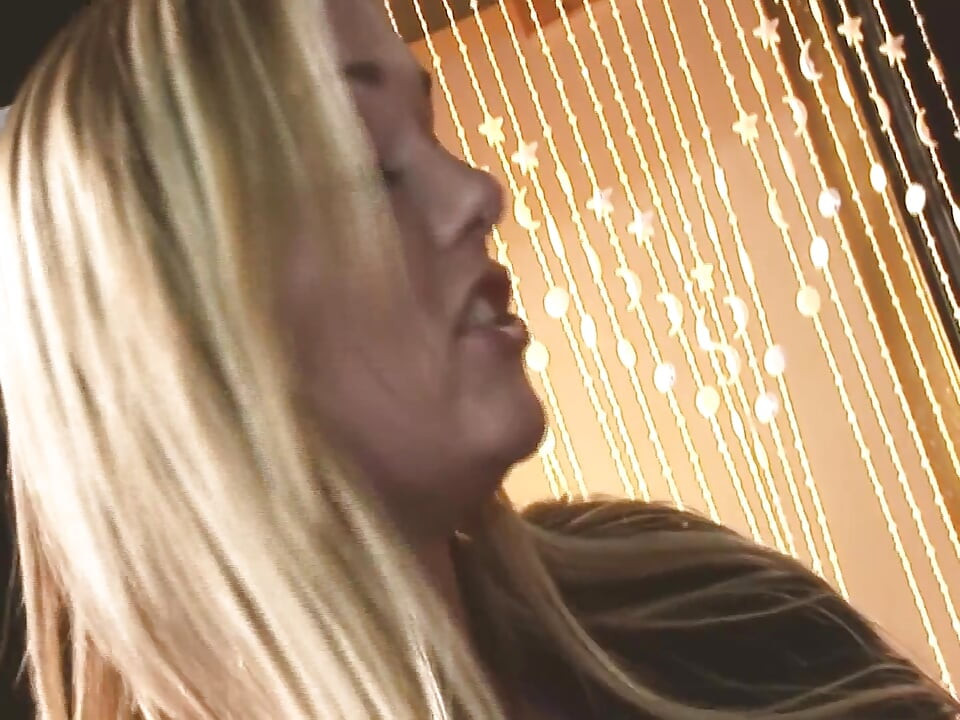 מגפונים קיצוניים סצנה 4_two מגפונים חברים בהלבשה תחתונה חולקים זין גדול וממלאים זרע