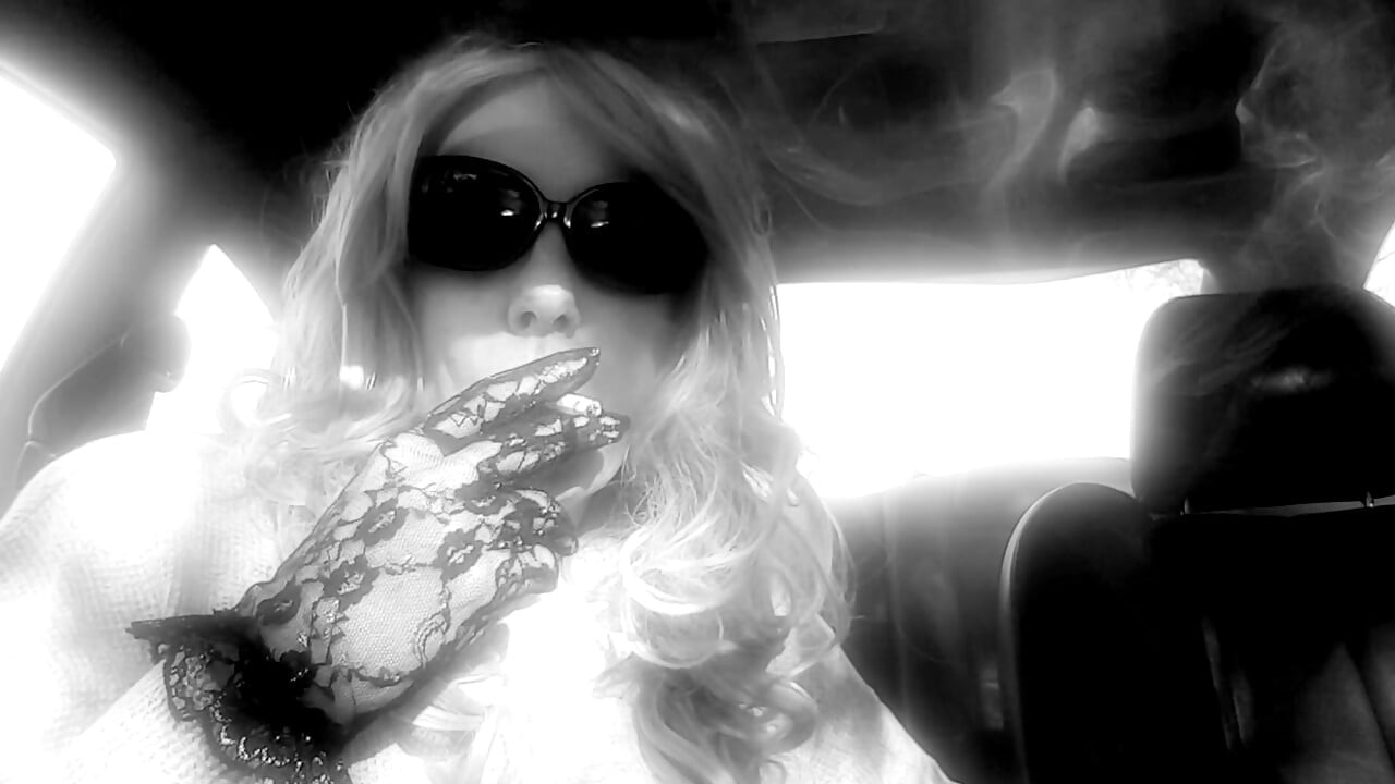 SRA. ROMAN FUMANDO MARLBORO 100'S EN SU COCHE