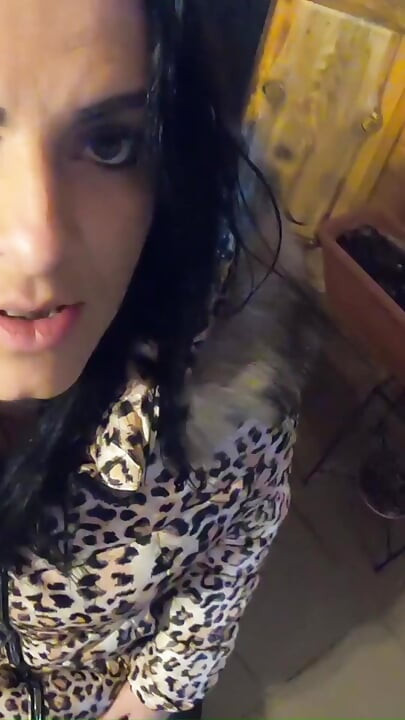 Mega milf milfycalla recibe una carga de semen en la chaqueta hinchada