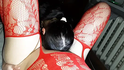 Seorang siswa mempersiapkan anatomi dan ujian sejarahnya dengan berhubungan seks dengan dua gurunya di tempat tidur.