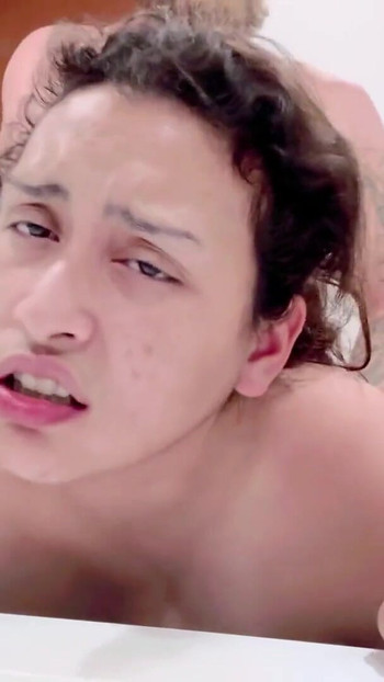 لحظة أيقونية من "Bathroom Doggystyle Creampie"
