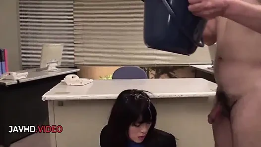 Die freche japanische schönheit sara Yurikawa bekommt nach dem dampfendigen blowjob ihre haare vollgespritzt