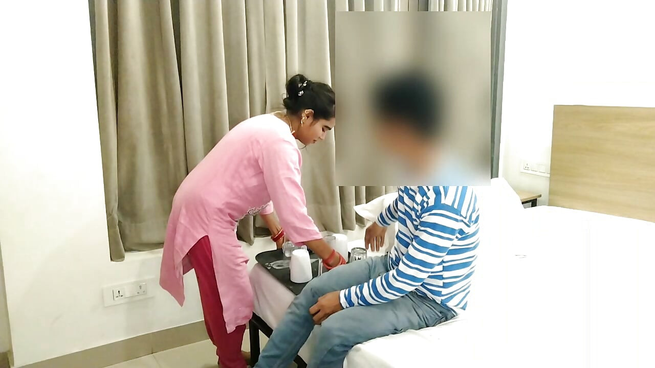Boss ne ghar ki noukrani ko paise magne par chod diya. Paise magne par ghar ki noukrani ke bur me lund daal diya