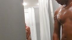 ジムのシャワーで巨大なチンポを見せる