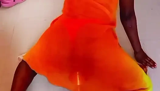 Annem beni kızıl saçlı lamba tutacağıyla kendimi sikiyor