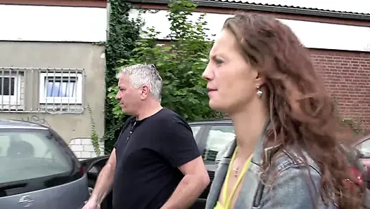 Брюнетку с большой задницей с татуировками трахают и забрызгивают на сиськи