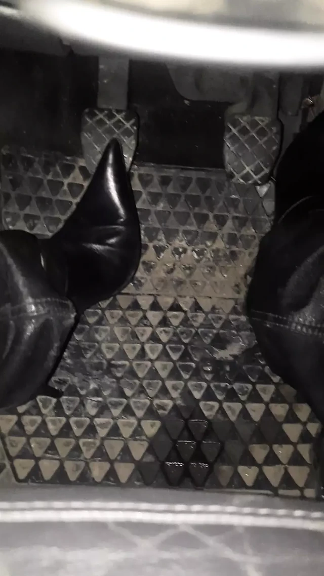 Leather pedal pump