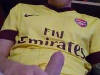 Gunners fan vuurt zijn pistool af