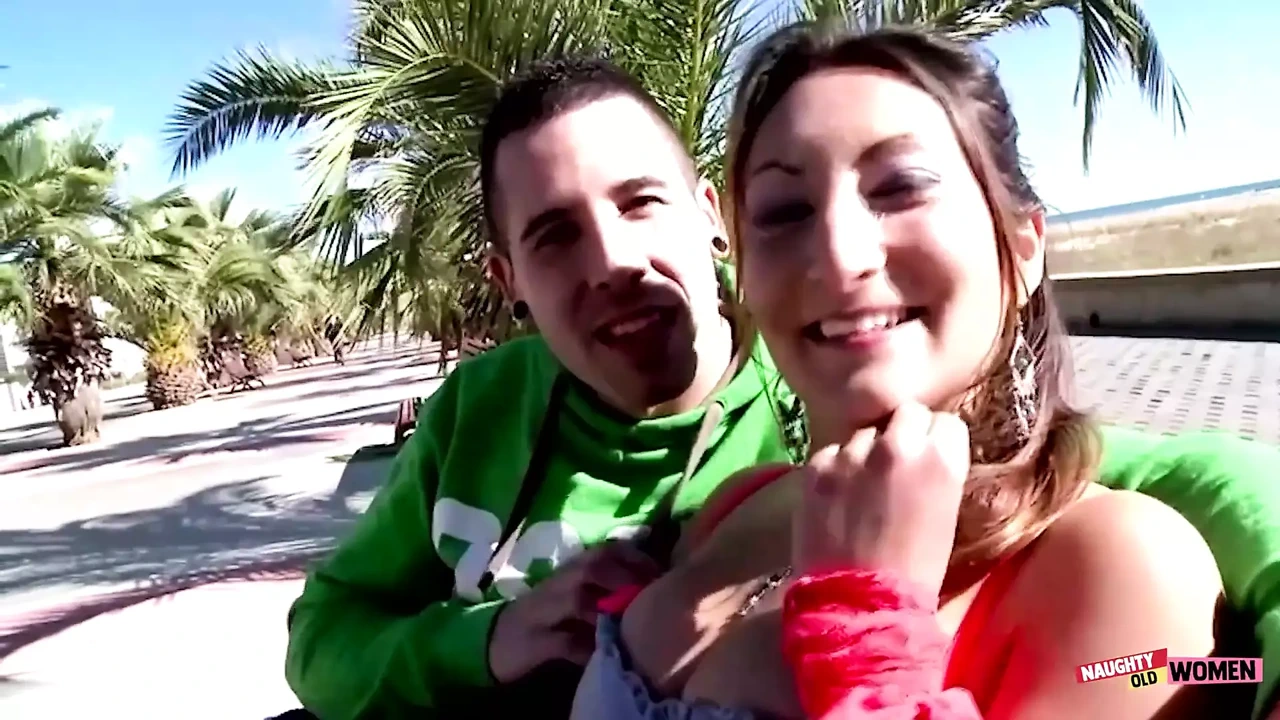 熟女像女牛仔一样骑乘他长长的啪啪，而他却射遍了她的脸