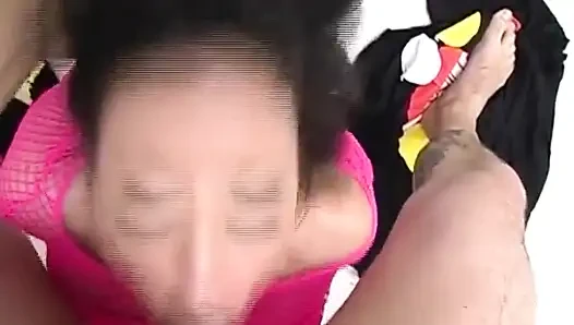 Esmer orta yaşlı seksi kadın banyoda büyük yarağı gırtlağına kadar alıyor