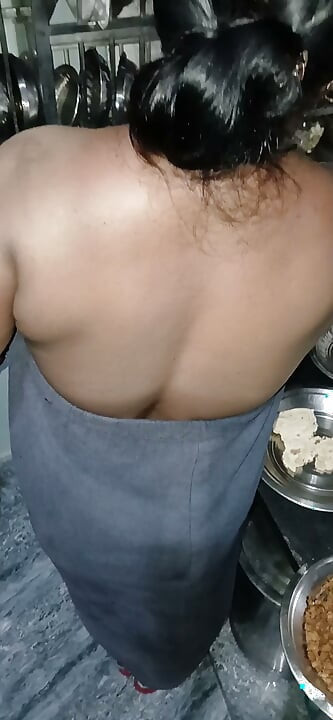 The naughty sister-in-law with big breasts goes to the brother-in-law's bedroom