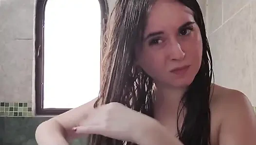 Mencuci, mengeringkan, dan menyikat rambutku