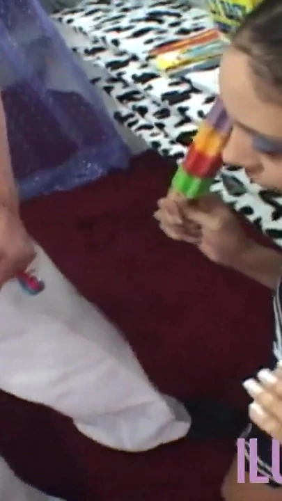 Mora se videti trenutak kada je tinejdžerka sa malim sisama zavedena, a zatim jebana u kombiju.