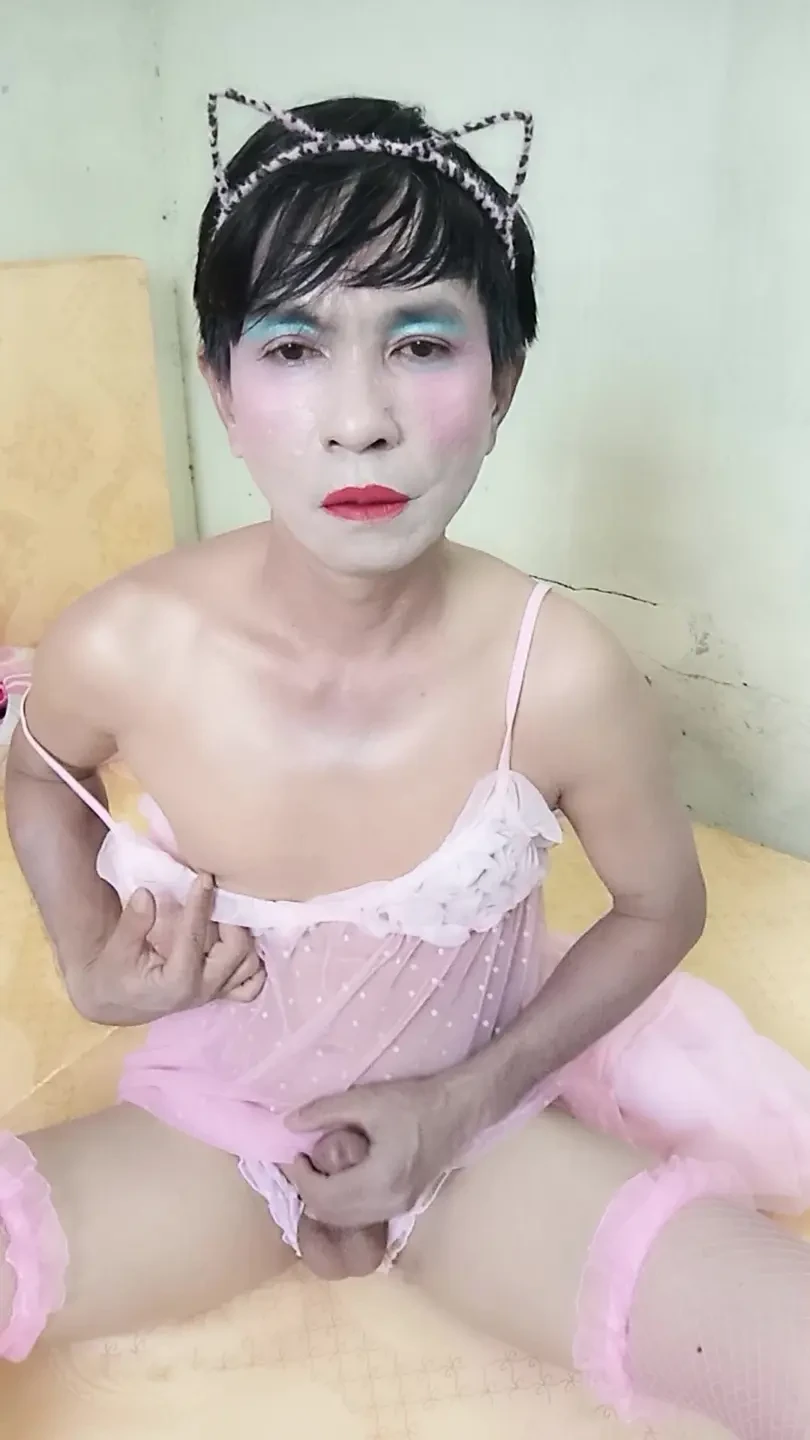 Oanh Le 跨性别者穿着性感长袍，开心地手淫