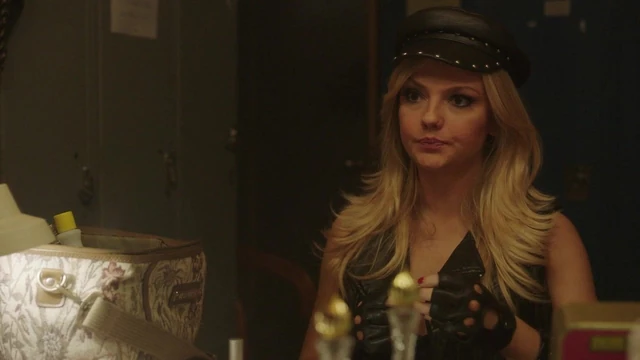 Emily Meade, unknown strippers - ''The Deuce'' s3e05