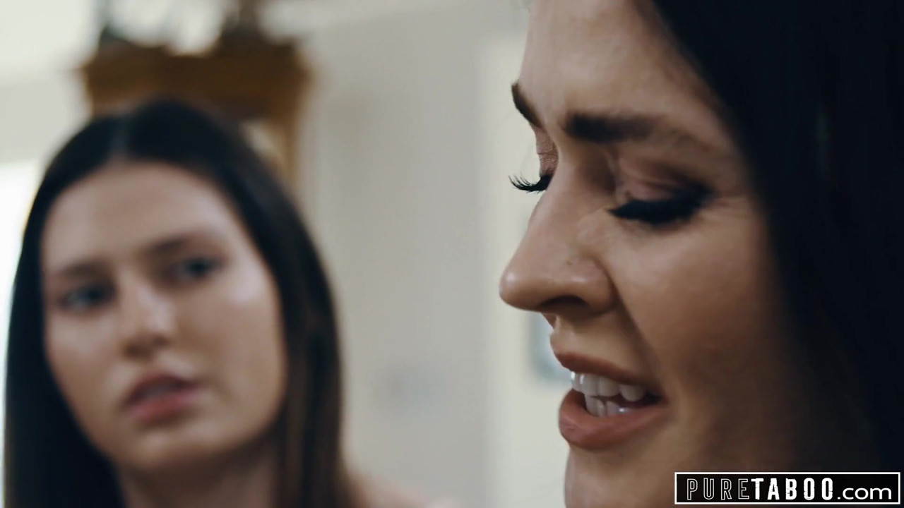 純粋なタブーの継母が継叔父とティーンを捕まえて参加する