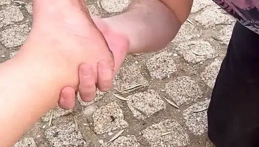 Чистить грязные ноги...