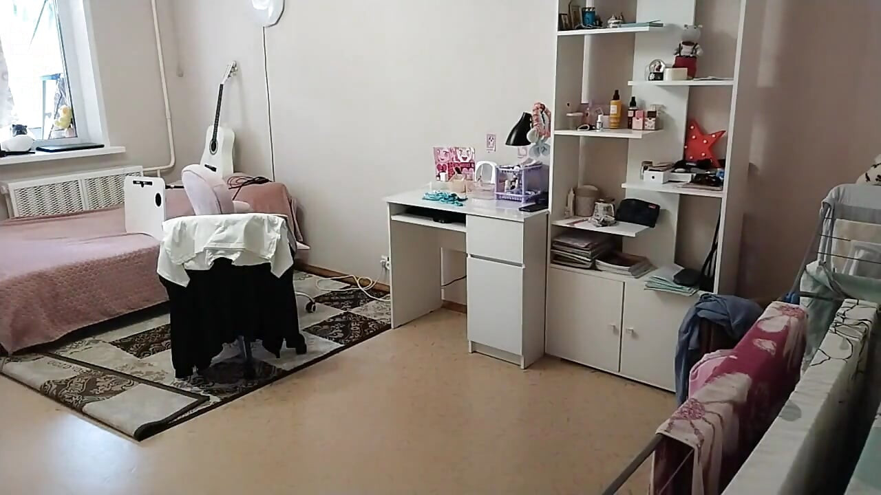 Kamera nakręcona teściowa nago sprzątanie