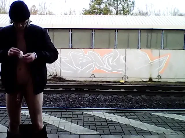 Denis rose masturbiert am bahnhof