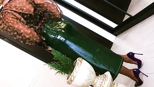 Elle muameleye ikna ediliyor