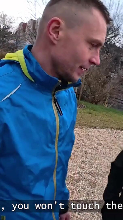 HUNT4K. Sie zerriß ihre leggings und lutschte den schwanz eines fremden vor ihrem freund für neue | Clip 1