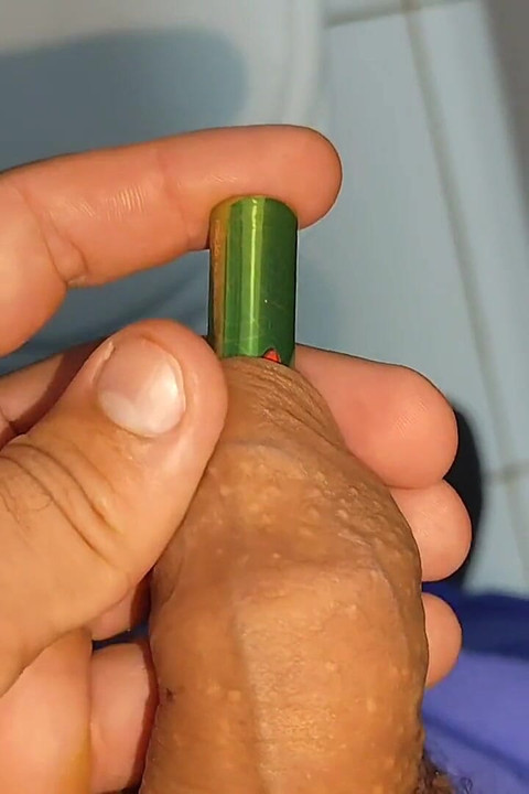 アルカリ電池をコックに完全挿入