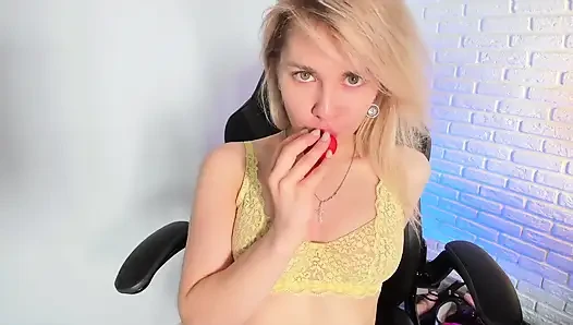 Ест клубнику