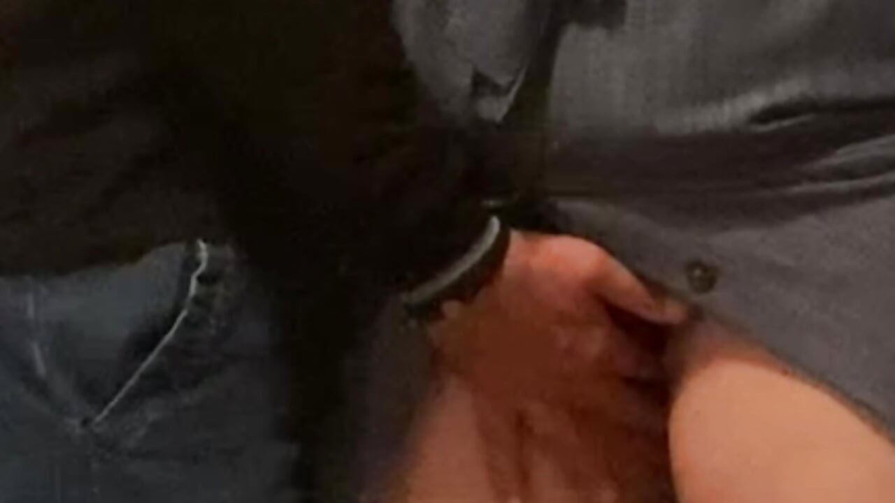 Memek beku pelacur sange ini di-fingering habis-habisan sampai matanya menerang keenakan