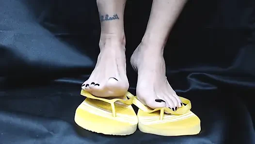Sarı flipflops yakın çekim ayakkabı oyunu
