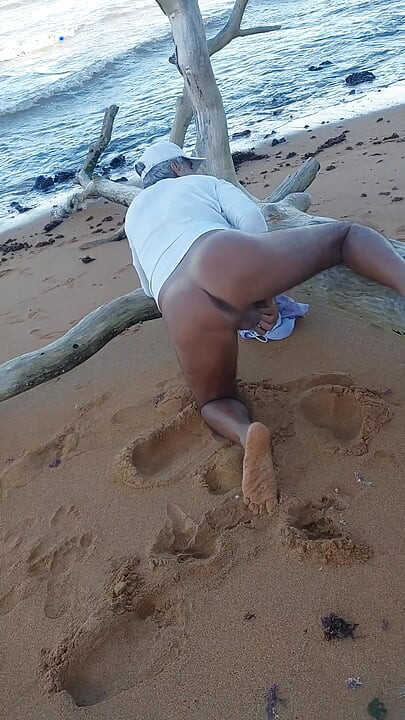 Ladysilva på stranden min solbrune rumpe som en stor pikk for å få henne til å bryte inn