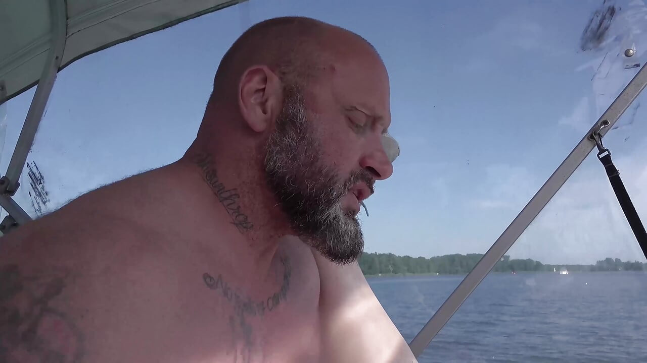 Velho pedaço fode jovem tatuada e morena perfurada em seu barco