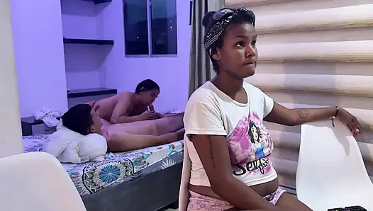 Пока куколд моей жены смотрит ее серию, я пользуюсь случаем, чтобы трахнуть моего любовника за ее спиной