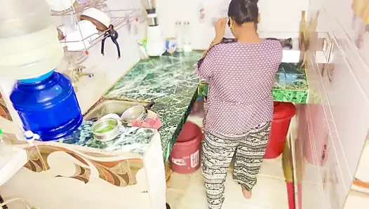 Hintli karı koca yatak odasında tam gece sert seks yapıyor
