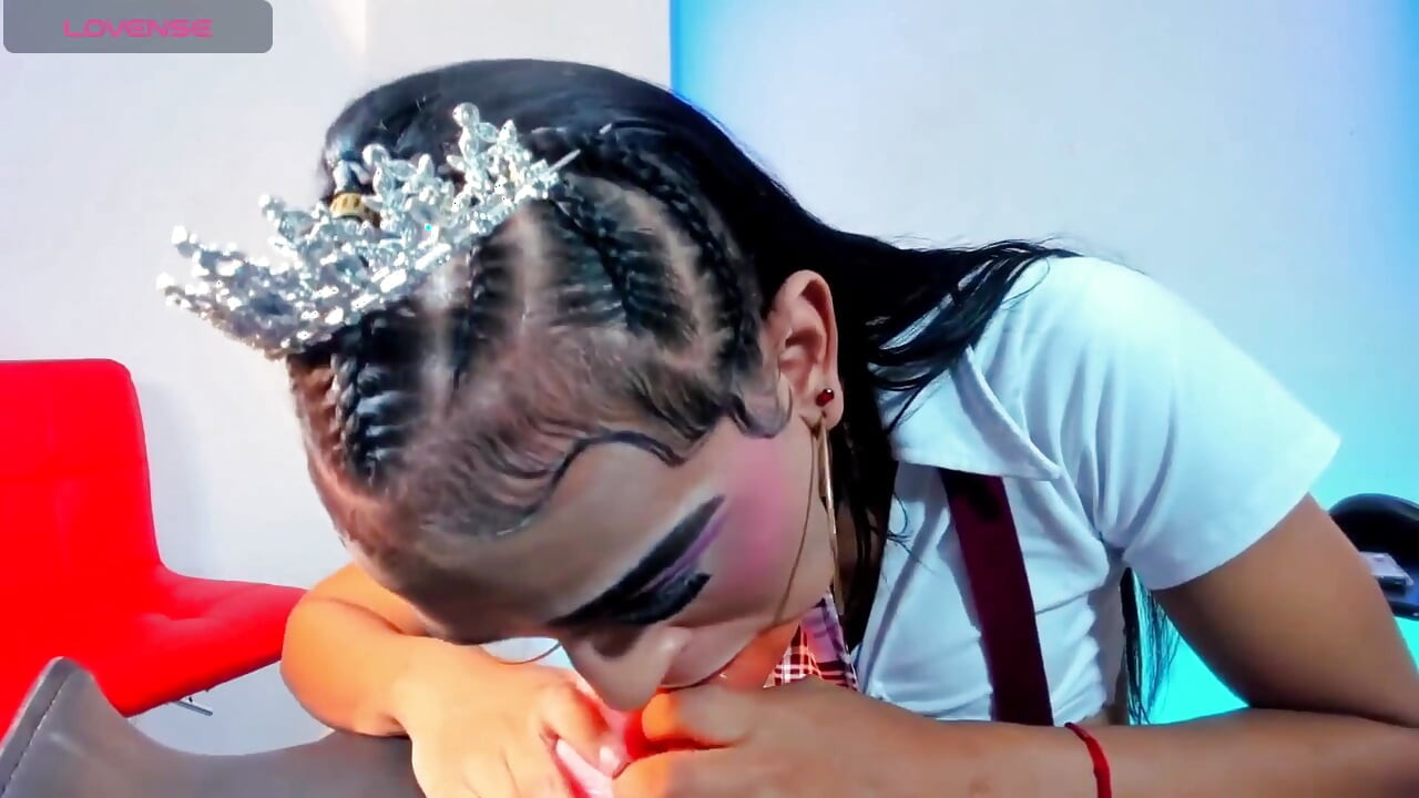 Latina Houdt Van Zuigen En Stopt 2 Lullen In Haar Mond