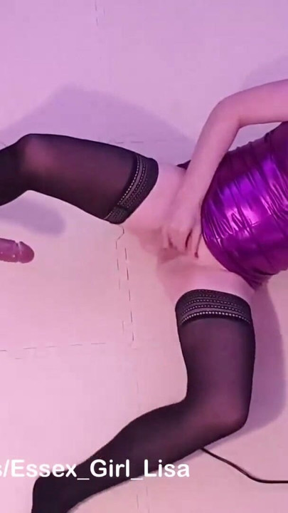 Djup anal maskinfuck med 20 cm dildo för Lisa | Del 2