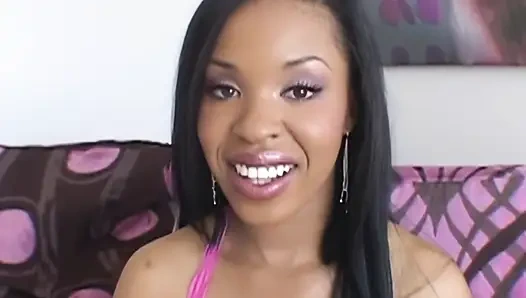 Cewek sange ini pertama kali dientot habis-habisan sama kontol besar