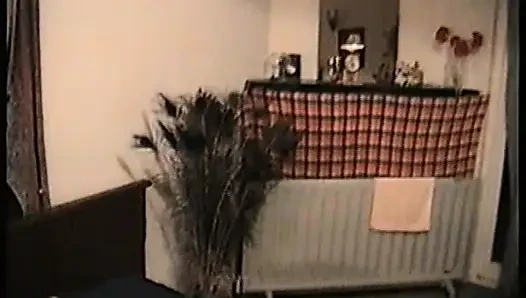 Du trifft eine heiße Frau auf der Party und ladet sie für etwas heißen spaß ein!