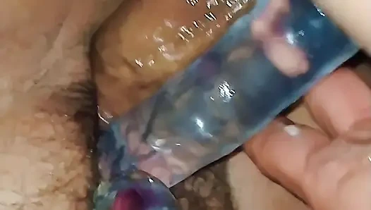 Açgözlü evli kadın yeni seks oyuncaklarını keşfediyor (bölüm 3): hepsi aynı anda ve gerçek, büyük bir yarak.