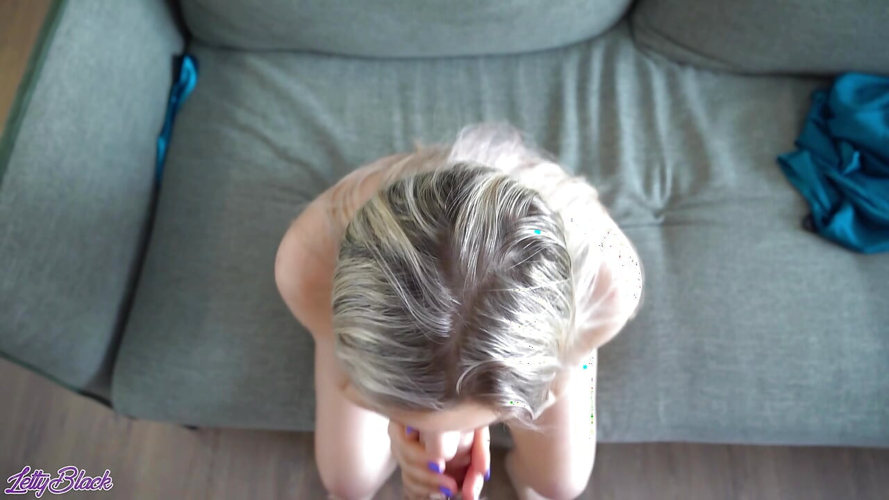 A mãe da minha namorada me ensina como foder