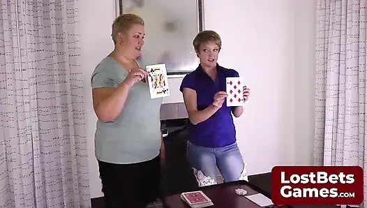 Son striptiz oyunu kaybedeni, sadece sutyenle kaldı