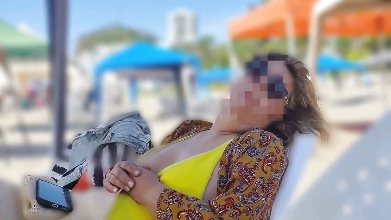 Güzel üvey anne plajda bikiniyle gösteriş yapıyor ve otelde soyunmaya başlıyor - harika derleme