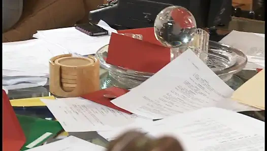 Büyük memeli güzel latin orta yaşlı seksi kadın domalarak sikiliyor ve büyük yarakla götüne boşalıyor