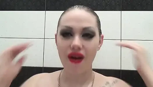Seksi makyajla saç yıkama ve ıslak saç fırçalama